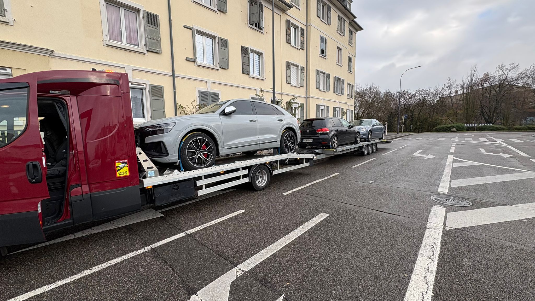 Motocicleta pe platforma